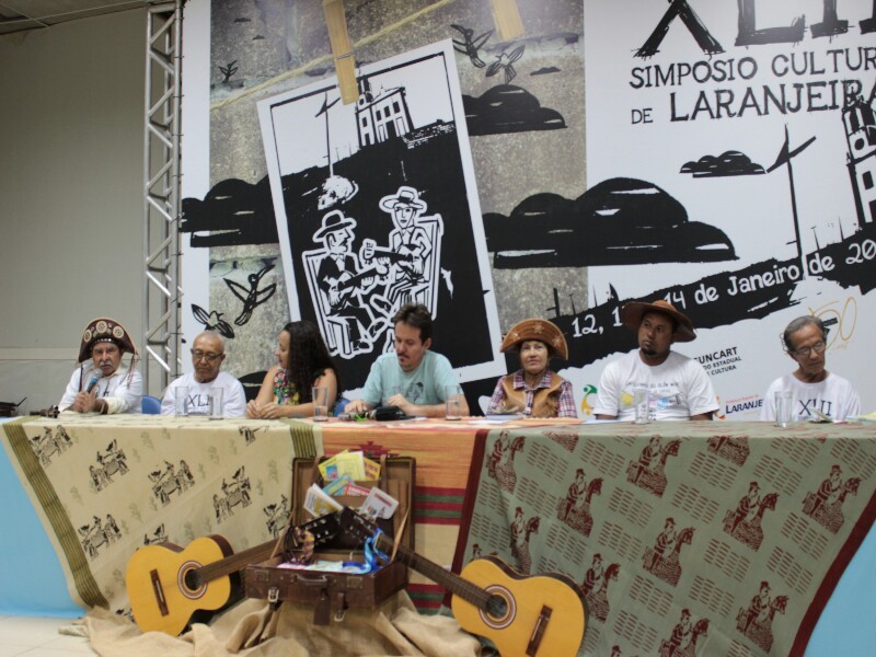 Klévisson Viana (ao centro) coordenou a mesa com os poetas populares