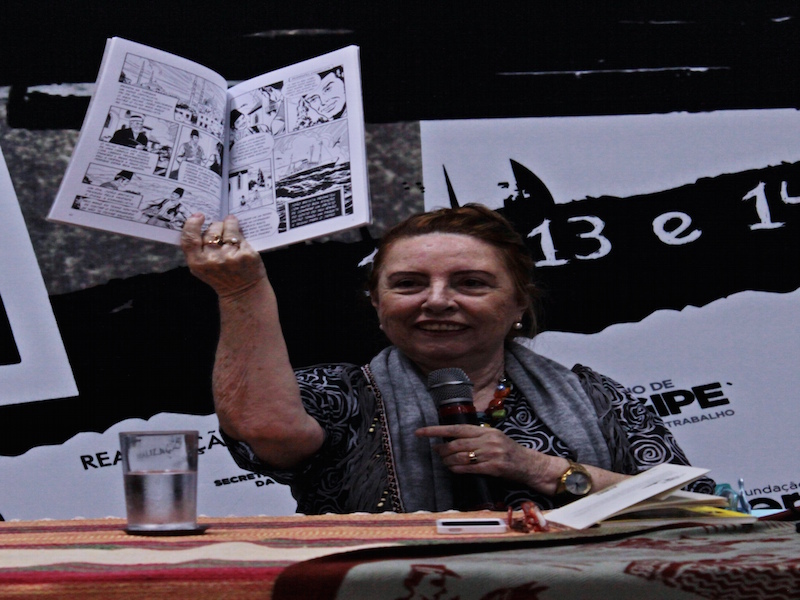 Clotilde Tavares (RN), monstrando o trabalho de Klévisson Viana, "O Guarani em cordel"