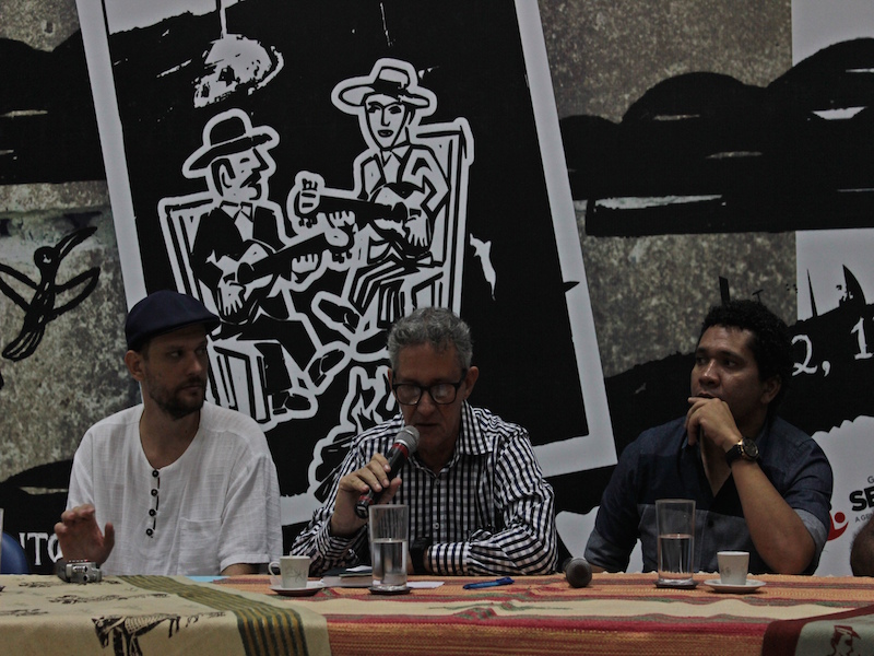 Coordenador da segunda mesa de debates, do dia 13, Antônio Amaral (SE), (centro), composta por Raulino Silva (PE), (à direita de Antônio) e João Miguel (DF), (à esquerda de Antônio)