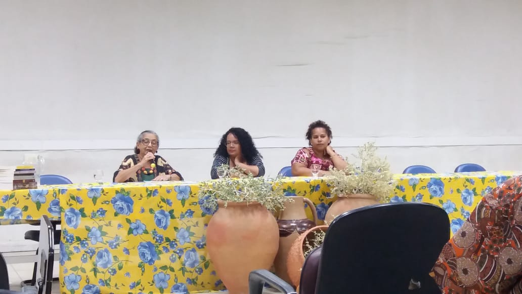 Segunda mesa redonda com, da esquerda para direita, Verônica Nunes, Ludmila Oliveira e Verônica Consuelo.